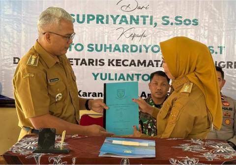 Serah Terima Jabatan Camat Karangreja dari Supriyanti kepada Sapto Suhardiyo di Pendopo Kecamatan Karangreja, Selasa 7 April 2026 Serah Terima Jabatan Camat Karangreja dari Supriyanti kepada Sapto Suhardiyo di Pendopo Kecamatan Karangreja, Selasa 7 April 2026