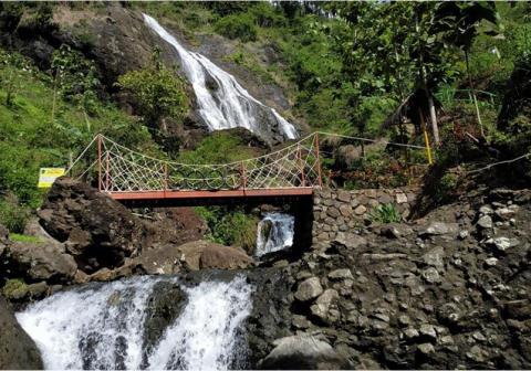 Curug Kedondong di Desa Gunungsari, Kecamatan Karanggayam Kabupaten Kebumen menjadi salah satu destinasi wisata yang menawarkan sensasi berbeda bagi para pencinta alam yang mendambakan ketenangan