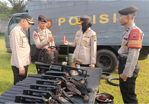 Kapolres Purbalingga, AKBP Anita Indah Setyaningrum saat pelatihan pengendalian massa (Dalmas) di Lapangan Kelurahan Kalikabong, Kecamatan Kalimanah, Selasa 14 April 2026.