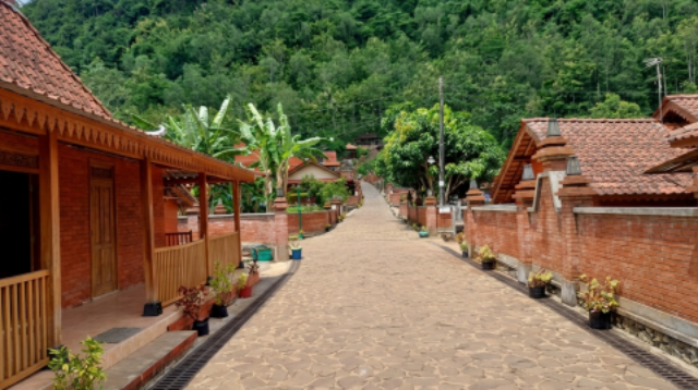 Wotawati, sebuah dusun di Kelurahan Pucung, Kapanewon Girisubo, Kabupaten Gunungkidul, menyimpan keunikan yang jarang ada pada tempat lain.