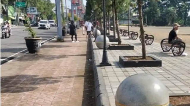 Destinasi Wisata Taman Kota Usman Janatin Purbalingga. Foto: Priyanti_tabloidelemen.com