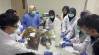 Fakultas Kedokteran Universitas Muhammadiyah Purwokerto (FK UMP) melanjutkan rangkaian Workshop Kedokteran Herbal dan Kedokteran Islam At Tibbun Nabawi melalui sesi praktik langsung.