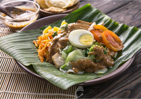 Gado-gado komposisi sayurannya yang sangat beragam. Penjual merebus tauge, kacang panjang, kol, hingga jagung