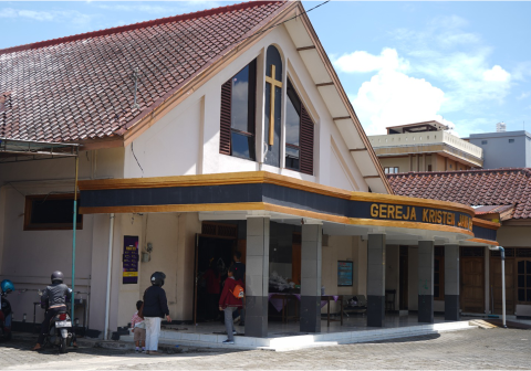 Gereja Kristen Jawa (GKJ) Purbalingga berada di jalan Jenderal Sudirman Purbalingga. Foto: Humas GKJ Purbalingga