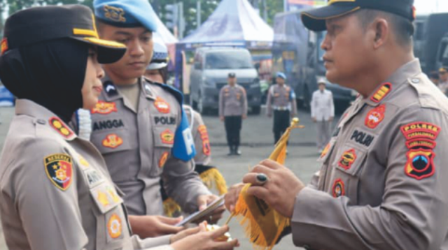 Kapolres Purbalingga AKBP Anita Indah Setyaningrum menyerahkan penghargaan kepada Kapolsek Kutasari AKP Heru Riyanto yang meraih Polsek peringkat pertama kinerja terbaik, saat apel jam pimpinan pada halaman Mapolres Purbalingga, Selasa 28 April 2026