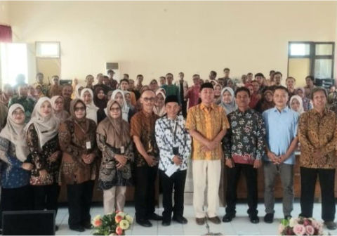 Kepala Dinas Pendidikan dan Kebudayaan Kabupaten Purbalingga, Heru Sri Wibowo, saat memberikan pembinaan bagi Koordinator Tata Usaha (TU) SMP di Aula Jenderal Sudirman, Sabtu, 18 April 2026.