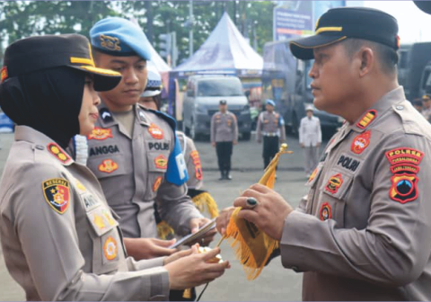 Kapolres Purbalingga AKBP Anita Indah Setyaningrum menyerahkan penghargaan kepada Kapolsek Kutasari AKP Heru Riyanto yang meraih Polsek peringkat pertama kinerja terbaik, saat apel jam pimpinan pada halaman Mapolres Purbalingga, Selasa 28 April 2026