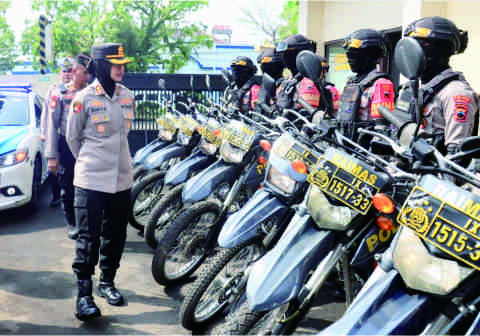 Kapolres Purbalingga AKBP Anita Indah Setyaningrum meninjau langsung kesiapan anggota yang mengemban tugas pelayanan pengamanan di halaman Mapolres Purbalingga, Kamis 30 April 2026 pagi.