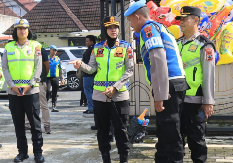 Kapolres Purbalingga, AKBP Anita Indah Setyaningrum, memimpin langsung peninjauan lapangan untuk memastikan personel kepolisian menjalankan tugas pengamanan secara optimal, Jumat, 3 April 2026. Kapolres Purbalingga, AKBP Anita Indah Setyaningrum, memimpin langsung peninjauan lapangan untuk memastikan personel kepolisian menjalankan tugas pengamanan secara optimal, Jumat, 3 April 2026.