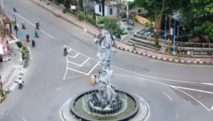 Tugu Lawet atau Tugu Walet atau Kupu Tarung merupakan monumen yang berada di Kabupaten Kebumen