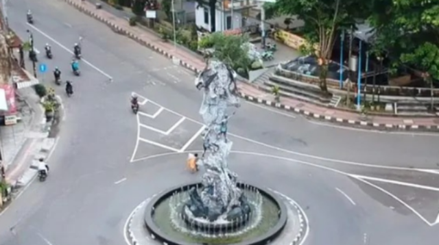 Tugu Lawet atau Tugu Walet atau Kupu Tarung merupakan monumen yang berada di Kabupaten Kebumen