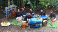 Musik tradisional kesenian Krumpyung ini mengandalkan perpaduan angklung bambu wulung, gong bumbung, kendang ciblon, dan ketipung.