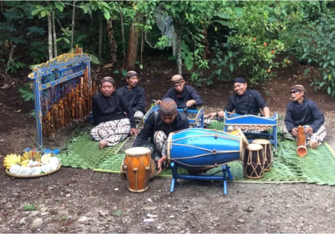 Musik tradisional kesenian Krumpyung ini mengandalkan perpaduan angklung bambu wulung, gong bumbung, kendang ciblon, dan ketipung.