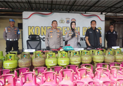 Kapolres Purbalingga AKBP Anita Indah Setyaningrum saat konferensi pers kasus penyalahgunaan gas LPG dan BBM subsidi pemerintah di Mapolres Purbalingga, Kamis 16 April 2026 pagi.