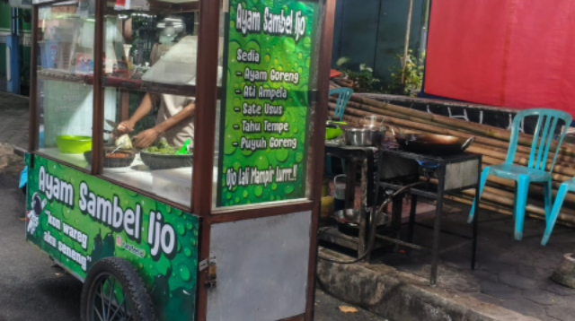 Lapak Ayam Goreng Sambel Ijo Astro milik Ngalimu di Jalan Panjaitan Purbalingga melayani pembeli mulai pukul 16.00 WIB.