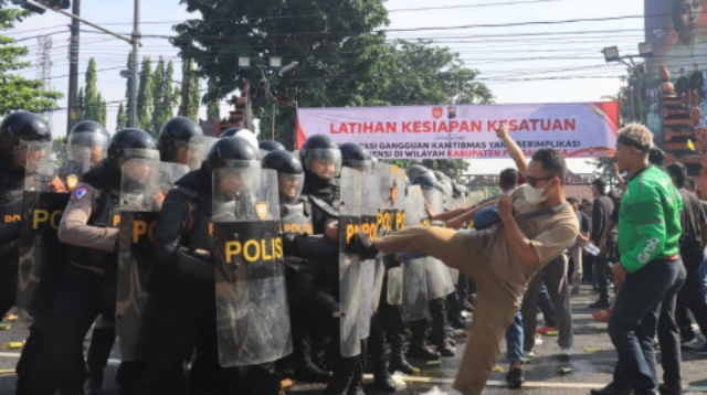 Latihan kesiapan kesatuan guna mengantisipasi gangguan kamtibmas berkategori kontijensi wilayah hukum Polres Purbalingga, di jalan lingkar Alun-alun Purbalingga pada Kamis 23 April 2026