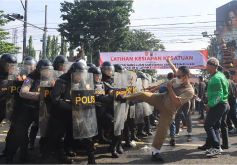 Latihan kesiapan kesatuan guna mengantisipasi gangguan kamtibmas berkategori kontijensi wilayah hukum Polres Purbalingga, di jalan lingkar Alun-alun Purbalingga pada Kamis 23 April 2026
