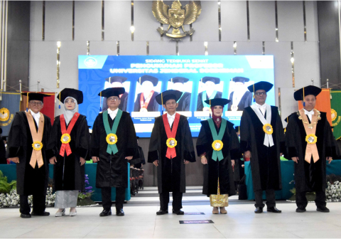 Universitas Jenderal Soedirman (Unsoed) Purwokerto mengukuhkan lima guru besar baru dari tiga fakultas berbeda. Prosesi sakral ini berlangsung di Auditorium Graha Widyatama Prof. Rubijanto Misman pada Rabu 22 April 2026.