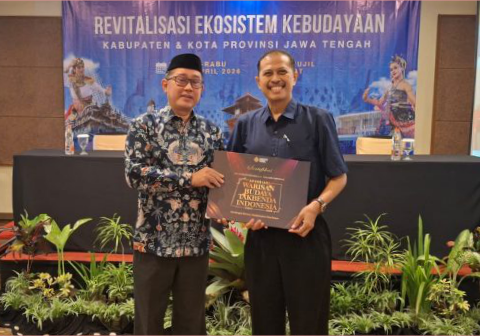 Kepala Dinas Pendidikan dan Kebudayaan Kabupaten Purbalingga, Heru Sri Wibowo, dan Kepala Bidang Pembinaan Kebudayaan Wasis Andri Wibowo usai menerima sertifikat penghargaan untuk Manongan, seni tradisi khas Kabupaten Purbalingga, sebagai Warisan Budaya Takbenda (WBTB) Indonesia dari Kementerian Kebudayaan RI, di Semarang, pada Selasa, 21 April 2026. Sumber Foto : Dinas Pendidikan dan Kebudayaan Kabupaten Purbalingga