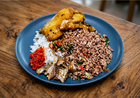 Keunikan hidangan Nasi Megono terletak pada "cecek" atau nangka muda cincang.