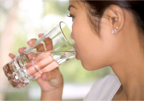 Satu gelas air bening di atas meja bukan sekadar penghilang dahaga, melainkan bahan bakar utama untuk menyalakan mesin kehidupan yang sempat mendingin.