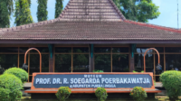 Museum Prof.Dr.R.Soegarda Poerbakawatja berada di Jalan Ir. Soekarno alun-alun Purbalingga, tepatnya sisi utara gapura Pendapa Dipokusumo.