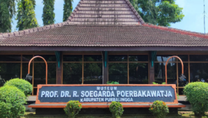 Museum Prof.Dr.R.Soegarda Poerbakawatja berada di Jalan Ir. Soekarno alun-alun Purbalingga, tepatnya sisi utara gapura Pendapa Dipokusumo. Museum Prof.Dr.R.Soegarda Poerbakawatja berada di Jalan Ir. Soekarno alun-alun Purbalingga, tepatnya sisi utara gapura Pendapa Dipokusumo.
