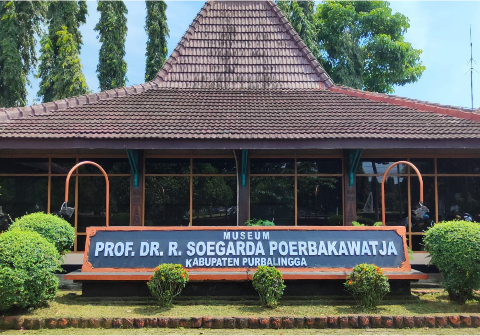 Museum Prof.Dr.R.Soegarda Poerbakawatja berada di Jalan Ir. Soekarno alun-alun Purbalingga, tepatnya sisi utara gapura Pendapa Dipokusumo.