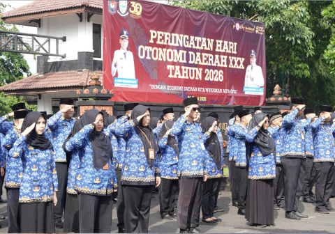 Upacara Peringatan Hari Otonomi Daerah ke-30 di Halaman Pendapa Dipokusumo, Senin 27 April 2026.