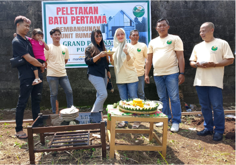 Owner Grand Pesona Indah (GPI), Indah Hari Ani P, saat prosesi peletakan batu pertama proyek pembangunan kawasan hunian modern di Dusun Rupakpicis, Desa Klapasawit, Kecamatan Kalimanah, Purbalingga., Rabu 15 April 2026.