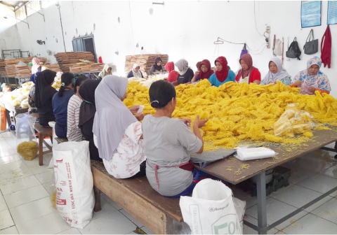 Proses pengemasan produksi Pabrik Mi Ho Kie San di Desa Wlahar Kulon, Kecamatan Patikraja, Kabupaten Banyumas dengan metode manual  sejak tahun 1925. Foto: Alifa Rida Fatonatush Izza, Mahasiswi Prodi Pendidikan Bahasa Inggris Angkatan 2023, Fakultas Ilmu Budaya Universitas Jenderal Soedirman Purwokerto