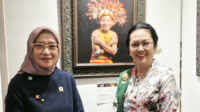 Menteri Pendayagunaan Aparatur Negara dan Reformasi Birokrasi (MenPAN-RB) Rini Widyantini dan Martina Henny Purwantini fotografer perempuan saat pameran foto bertajuk Kartini Masa Kini: Jejak Langkah Kartini di Museum Mandiri Jakarta, Minggu 19 April 2026