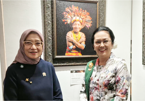 Menteri Pendayagunaan Aparatur Negara dan Reformasi Birokrasi (MenPAN-RB) Rini Widyantini dan Martina Henny Purwantini fotografer perempuan saat pameran foto bertajuk Kartini Masa Kini: Jejak Langkah Kartini di Museum Mandiri Jakarta, Minggu 19 April 2026