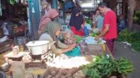 Aktivitas jual beli di Pasar Pahing Kuripan, Kabupaten Cilacap pada Senin 20 April 2026. Sumber Foto: Eling Fajriyatun Aeni