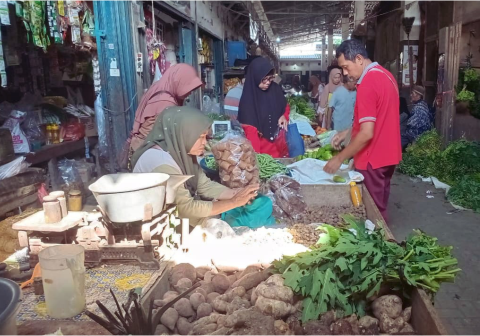 Aktivitas jual beli di Pasar Pahing Kuripan, Kabupaten Cilacap pada Senin 20 April 2026. Sumber Foto: Eling Fajriyatun Aeni