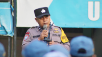 Aipda Shabibul In’am, Bhabinkamtibmas Polsek Bukateja saat memimpin apel pagi di SMA Negeri 1 Bukateja pada Senin 27 April 2026.