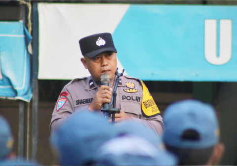 Aipda Shabibul In’am, Bhabinkamtibmas Polsek Bukateja saat memimpin apel pagi di SMA Negeri 1 Bukateja pada Senin 27 April 2026.