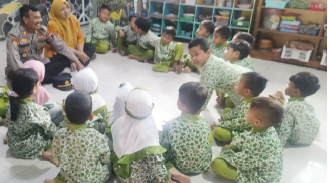 Kapolsek Kalimanah AKP Mubarok memandu langsung program Polisi Sahabat Anak bagi peserta didik PAUD AR Rasyid, Desa Grecol, Senin 20 April 2026 dengan menggunakan pendekatan ramah anak. Sumber Foto: Humas Polres Purbalingga