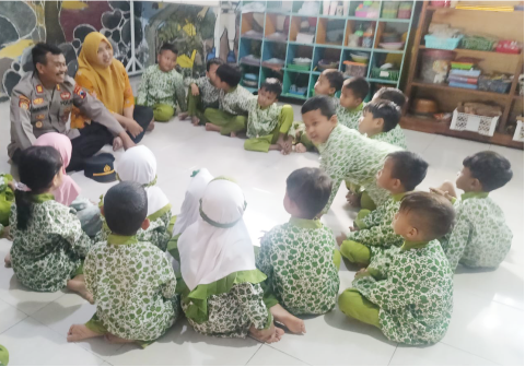 Kapolsek Kalimanah AKP Mubarok memandu langsung program Polisi Sahabat Anak bagi peserta didik PAUD AR Rasyid, Desa Grecol, Senin 20 April 2026 dengan menggunakan pendekatan ramah anak. Sumber Foto: Humas Polres Purbalingga