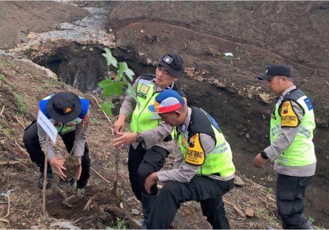 Personel Polsek Karangreja mengerahkan sejumlah personel guna menyukseskan aksi penanaman 5.000 pohon di Dusun Gunung Malang, Desa Serang, Kecamatan Karangreja, Sabtu 4 April 2026