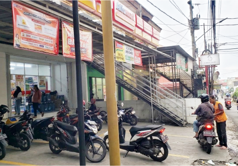 Praktik parkir liar pada sejumlah ruas jalan sekitar kampus Universitas Jenderal Soedirman (Unsoed) Purwokerto. Sumber Foto: Fira Septiana Mahasiswi Unsoed Purwokerto Fakultas Ilmu Budaya,  Pendidikan Bahasa Inggris  angkatan 2023