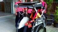 E-Cak karya inovasi siswa SMA Puhua Purwokerto bertujuan menekan emisi karbon lewat penggunaan energi bersihdan membantu meringankan beban pengayuh becak yang mayoritas sudah lanjut usia.