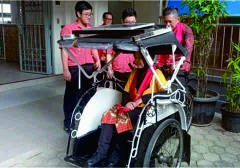 E-Cak karya inovasi siswa SMA Puhua Purwokerto bertujuan menekan emisi karbon lewat penggunaan energi bersihdan membantu meringankan beban pengayuh becak yang mayoritas sudah lanjut usia.