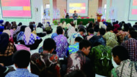 Anggota Bawaslu Kabupaten Purbalingga, Wawan Eko Mujito, memaparkan materi sosialisasi pengawasan partisipatif kepada ratusan siswa di SMA Negeri 2 Purbalingga, Kamis 9 April 2026.