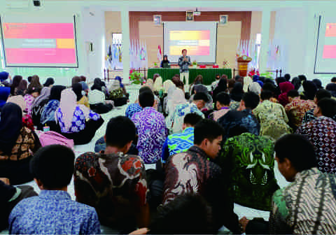 Anggota Bawaslu Kabupaten Purbalingga, Wawan Eko Mujito, memaparkan materi sosialisasi pengawasan partisipatif kepada ratusan siswa di SMA Negeri 2 Purbalingga, Kamis 9 April 2026.