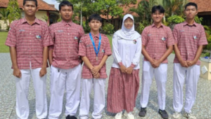Tim Inovasi sampo berbahan dasar batang serta daun pisang SMA Negeri 2 Cilacap beranggotakan Karindra Paksi Kinara Putra Ottaviano, Danela Subandi, Muhamad Briyan Attalah P, Irham Laksmana Putra, Younan Azka Ramadhan, dan Ferdian Fadhil Agasya. Foto: Humas SMA Negeri 2 Cilacap