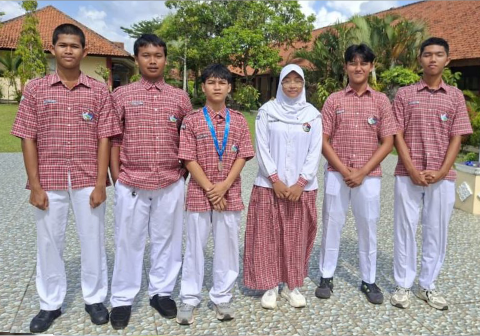 Tim Inovasi sampo berbahan dasar batang serta daun pisang SMA Negeri 2 Cilacap beranggotakan Karindra Paksi Kinara Putra Ottaviano, Danela Subandi, Muhamad Briyan Attalah P, Irham Laksmana Putra, Younan Azka Ramadhan, dan Ferdian Fadhil Agasya. Foto: Humas SMA Negeri 2 Cilacap