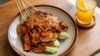 Sate Blater yang baru saja matang menawarkan kelezatan luar biasa. Kelezatan ini terasa kian sempurna jika bersanding dengan irisan lontong yang lembut.