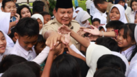 Sekolah Rakyat adalah program prioritas Presiden Prabowo Subianto yang ditujukan untuk memutus rantai kemiskinan dengan menyediakan akses pendidikan berkualitas bagi anak-anak dari keluarga miskin desil 1 dan 2