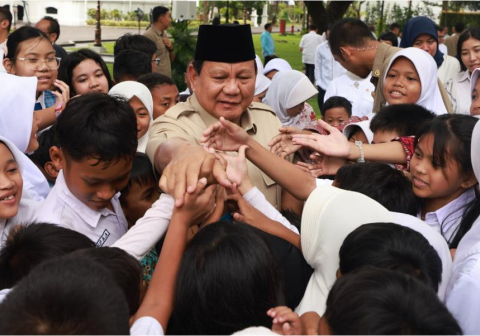 Sekolah Rakyat adalah program prioritas Presiden Prabowo Subianto yang ditujukan untuk memutus rantai kemiskinan dengan menyediakan akses pendidikan berkualitas bagi anak-anak dari keluarga miskin desil 1 dan 2